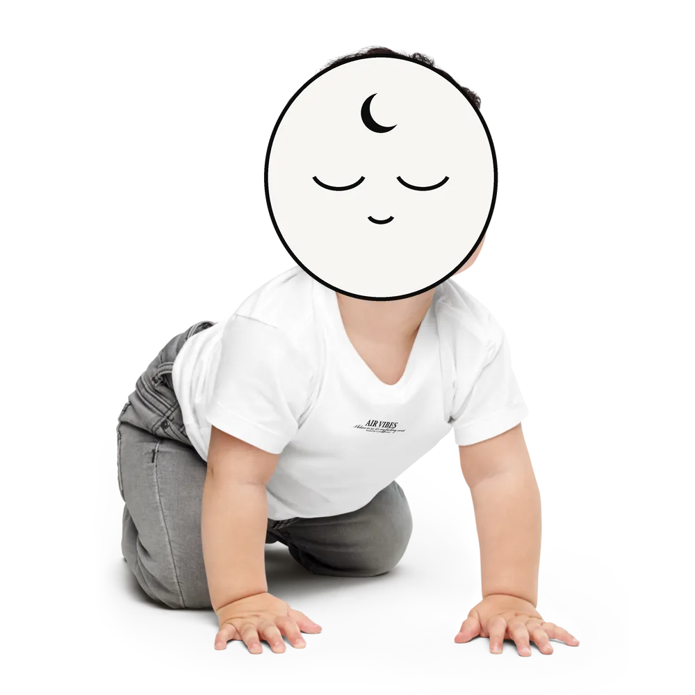 Tee-shirt blanc enfant « Air Vibes » porté à quatre pattes, collection Moonchild