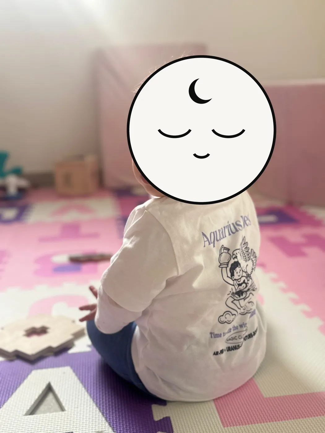 Tee-shirt blanc enfant Moonchild vu de dos, visage masqué par une lune
