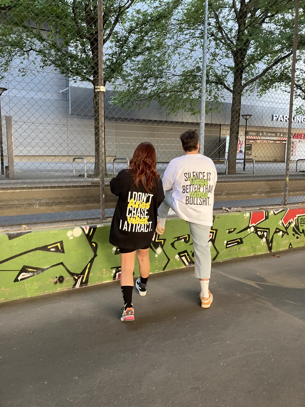Shooting de la collection Vibes sous un pont, au skatepark