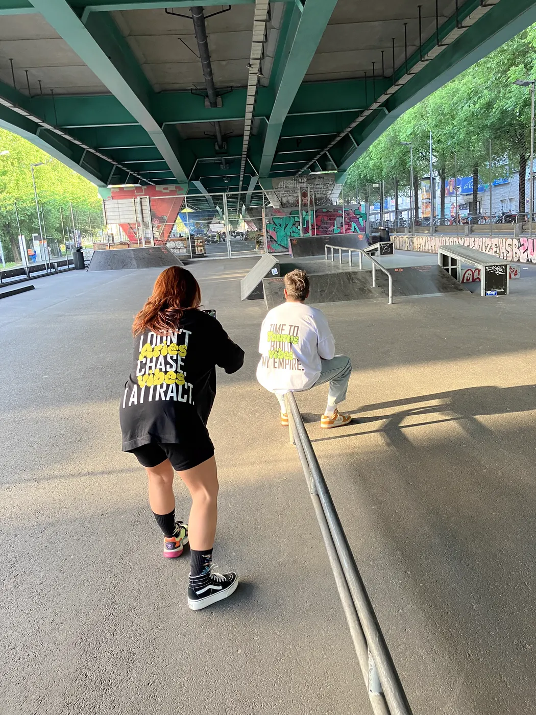 Tee-shirt noir Vibes porté au skatepark